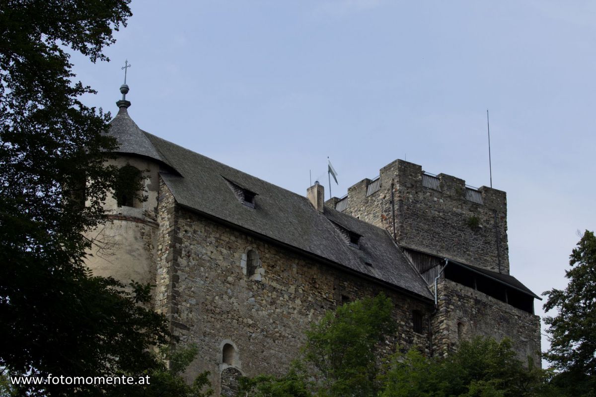 Burgruine Gösting vom Wanderweg gesehen