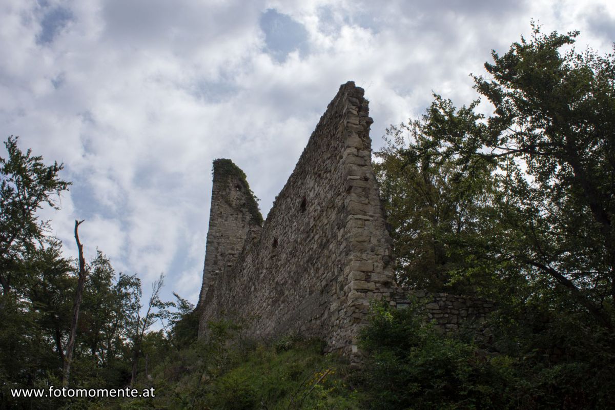 Burgruine Gösting beim Einbiegen vom Wanderweg