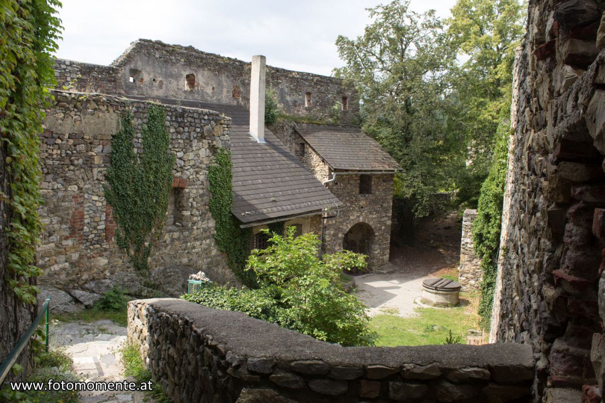 Der Innenhof der Burgruine Gösting
