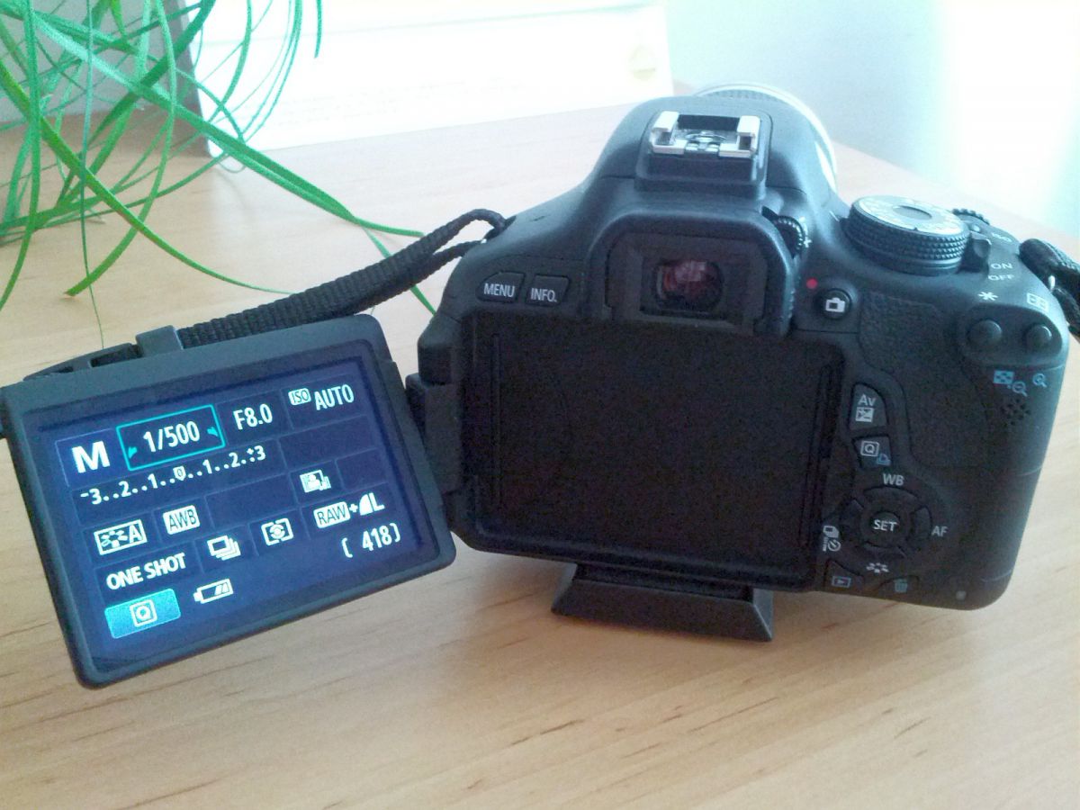 Canon 600D mit ausgeklappten Display