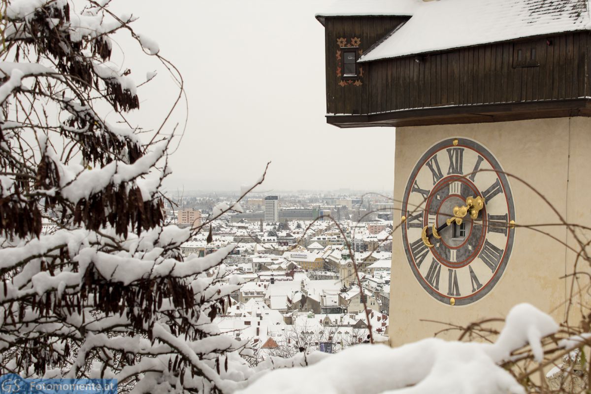 Graz_im_Schnee_Uhrturm_im_Ausschnitt