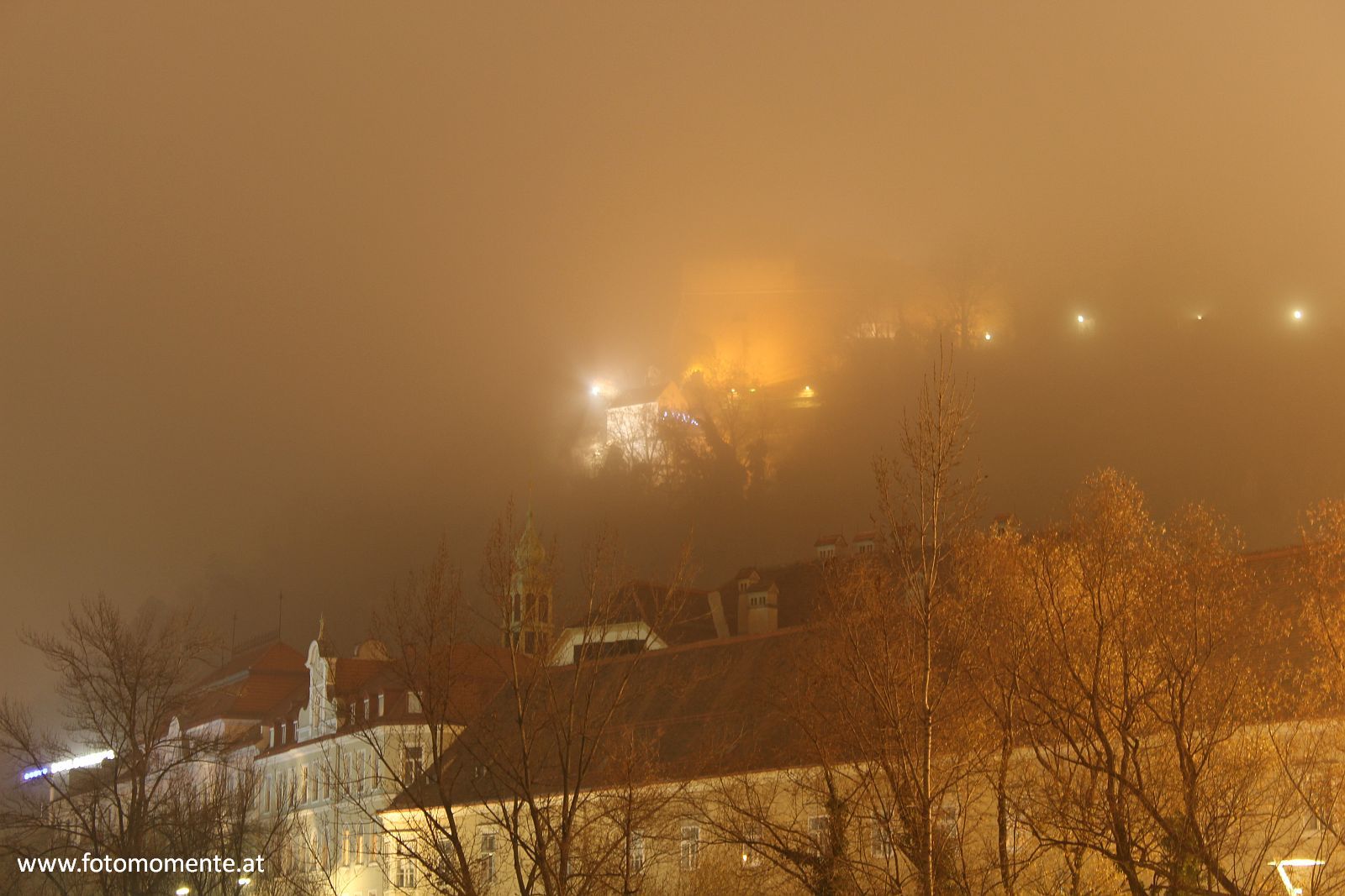 stallbastei schlossberg graz nacht nebel hauptbrücke - Stallbastei am Schlossberg in der Nacht bei Nebel gesehen von der Hauptbrücke