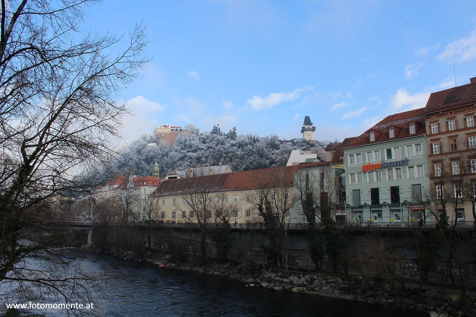 stallbastei uhrturm schlossberg graz hauptbrücke - Stallbastei und Uhrturm am Schlossberg in Graz gesehen von der Hauptbrücke