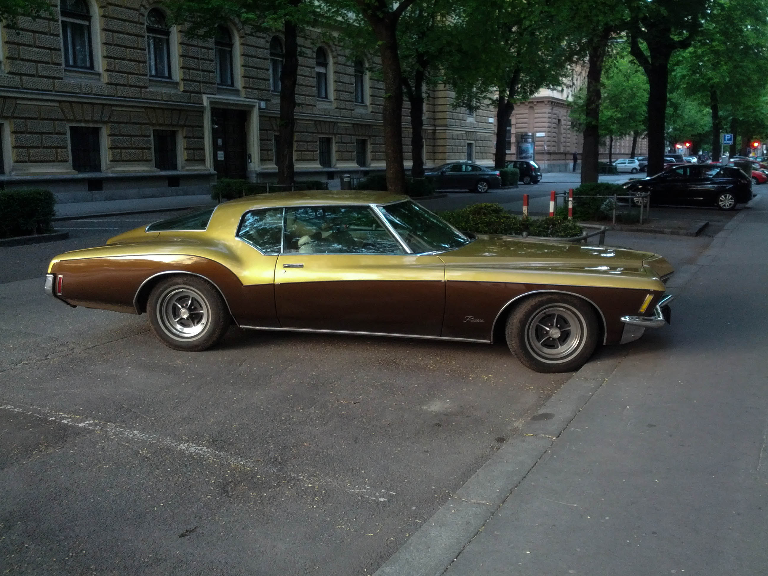 buick riviera coupe goldbraun graz - Ein sportliches goldbraunes Buick Riviera Coupé