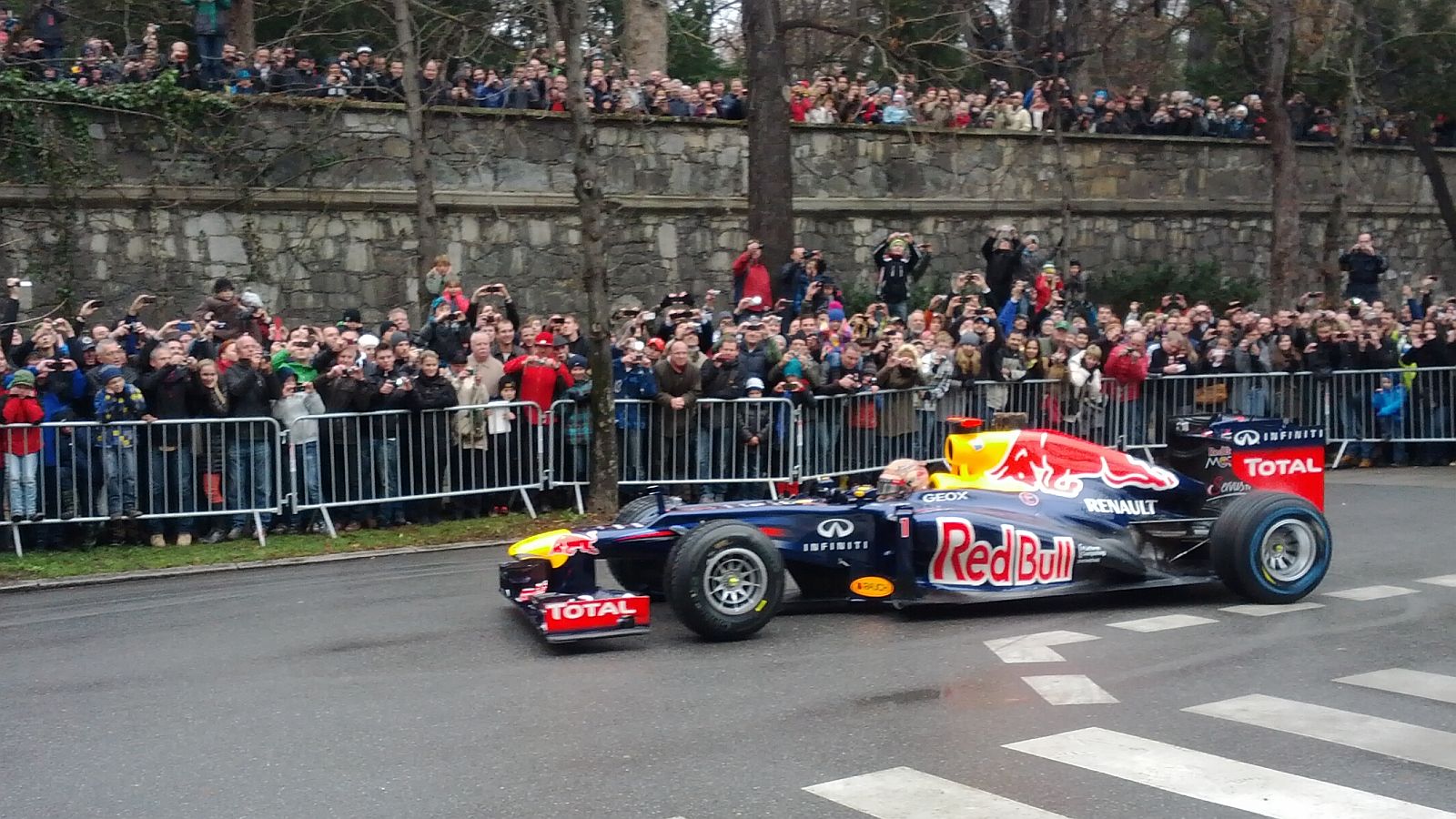 vettel in graz red bull formel 1 - Sebastian Vettel: Red Bull Formel 1 Showrun in Graz